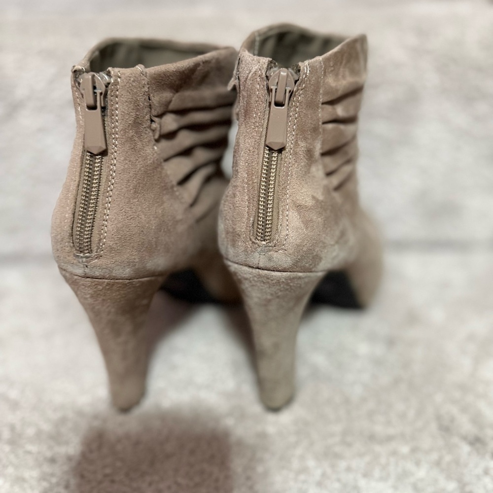 Me Too Lloyd Taupe Genuine Suede Scrunched Platform Heeled Booties Size 7 New - Picture 2 of 8